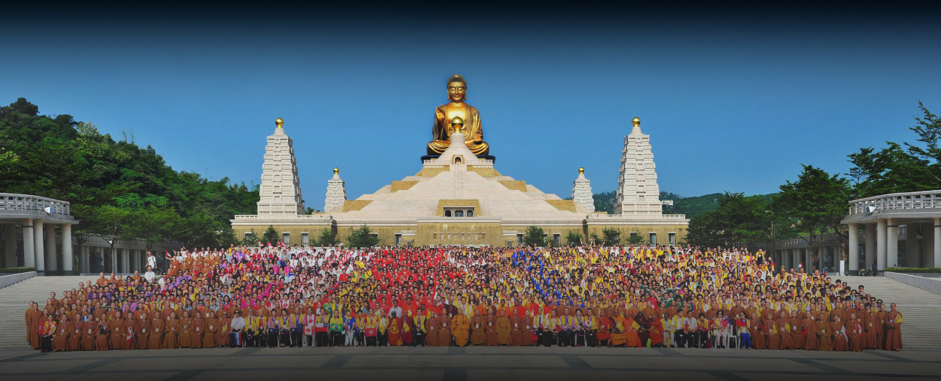 01-佛館大合照-拉頁跨4頁-scaled-e1640230674933-