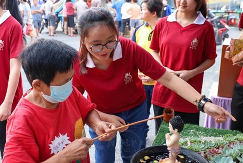 东禅佛光青年举办云水浴佛　人间佛教走入社区结缘